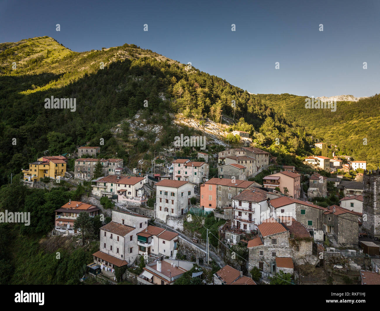 Village de Colonnata et montagnes de Carrare. Arezzo Toscane Italie Banque D'Images