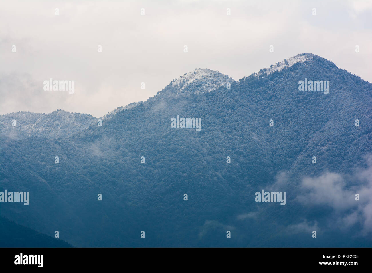 Neige, neige couverts hill pick à partir de Katmandou, Népal, 9 février, 2019 Banque D'Images