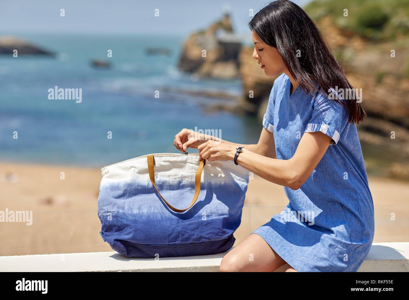 Femme en habits de marin, Plage, Plage du Port Vieux, Biarritz, Pyrenees  Atlantiques, France, Europe Photo Stock - Alamy