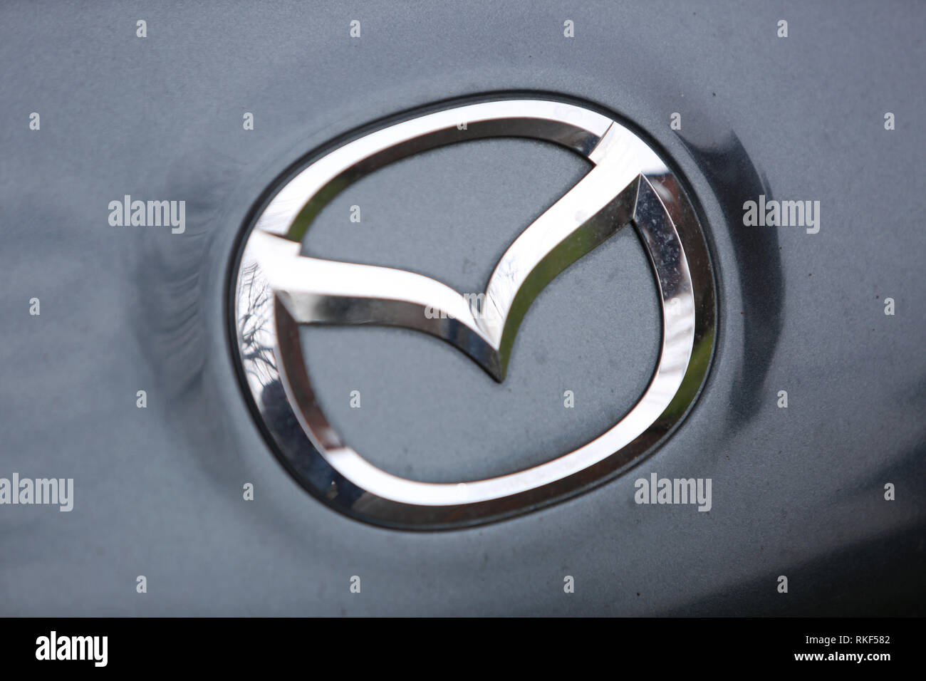 Le symbole et le logo voiture Mazda, au Royaume-Uni. Banque D'Images