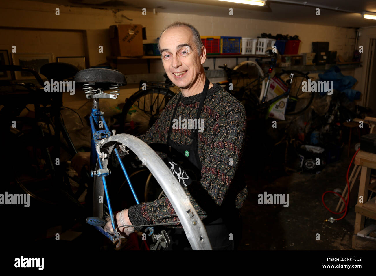 Vieux vélo d'atelier de réparation, représenté à Littlehampton, Angleterre. Banque D'Images