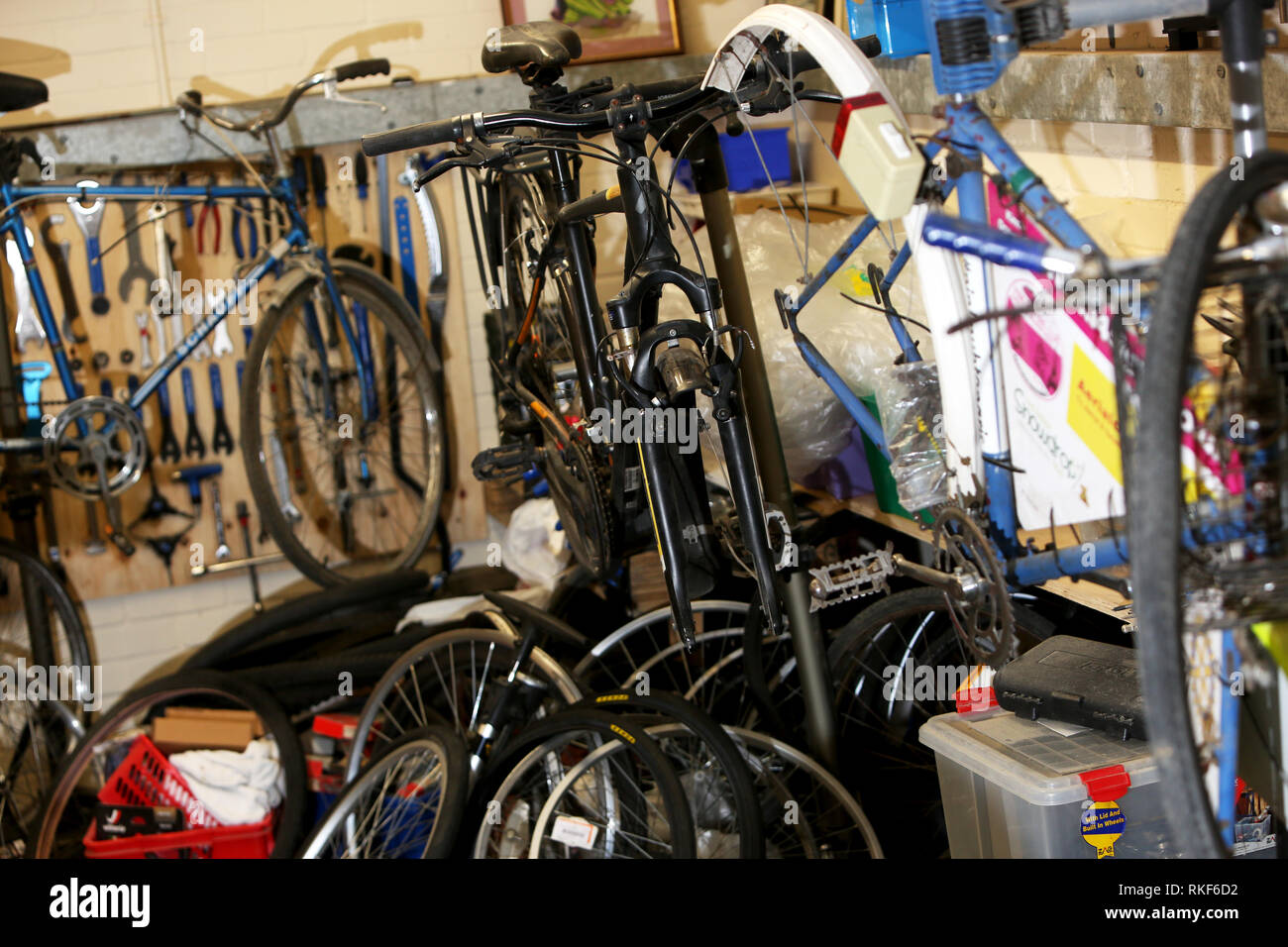 Vieux vélo d'atelier de réparation, représenté à Littlehampton, Angleterre. Banque D'Images