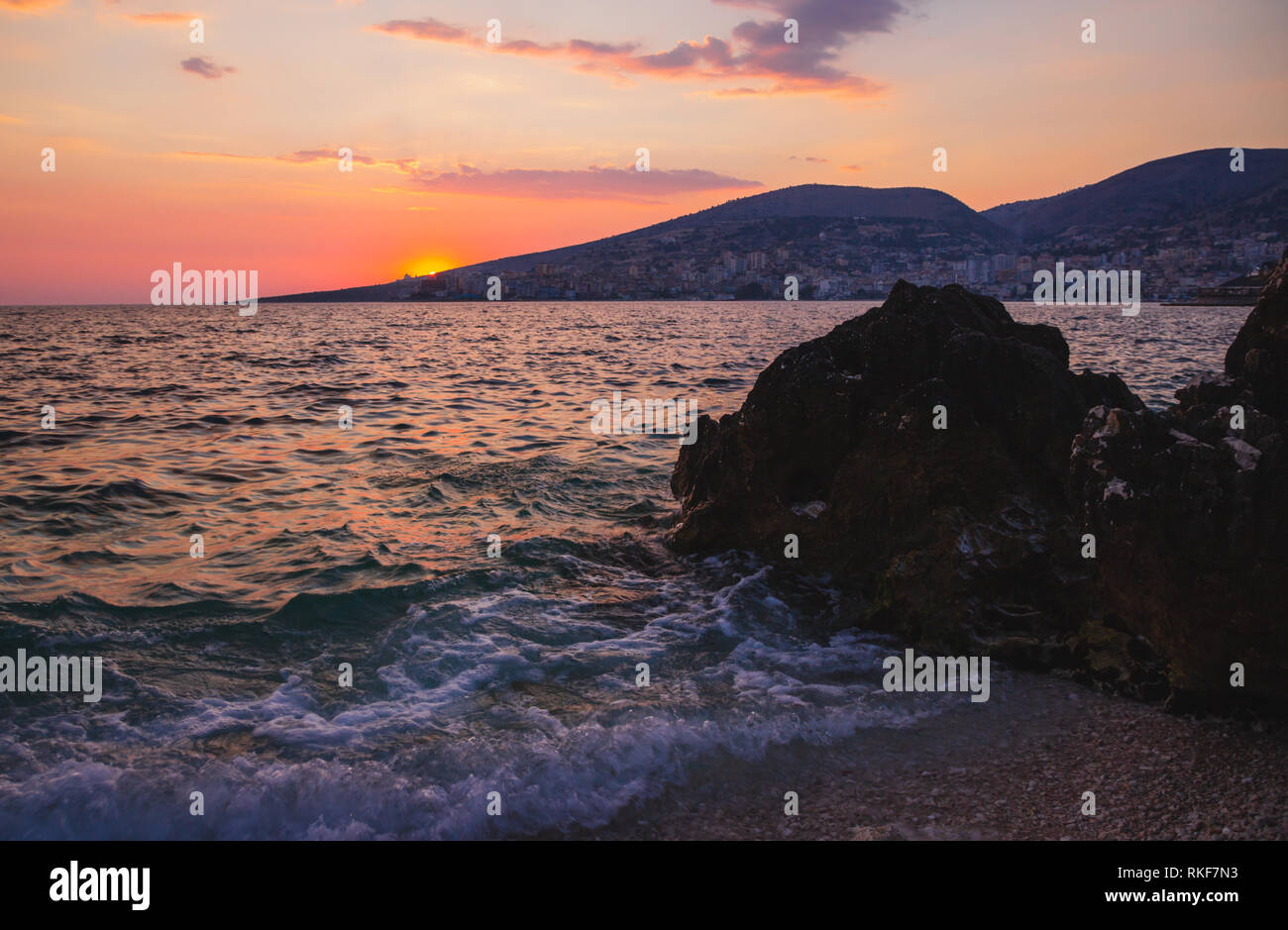 Rives de la mer Adriatique à Saranda, Albanie, vacances d'été. Lieu touristique. Banque D'Images