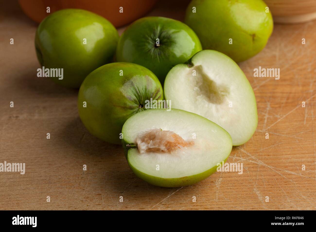 Ensemble vert frais et la moitié des fruits Ambarella avec un noyau fibreux. Banque D'Images