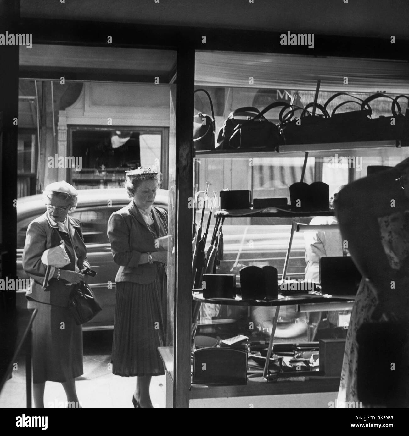 Shopping à Florence, Toscane, 1955 Banque D'Images