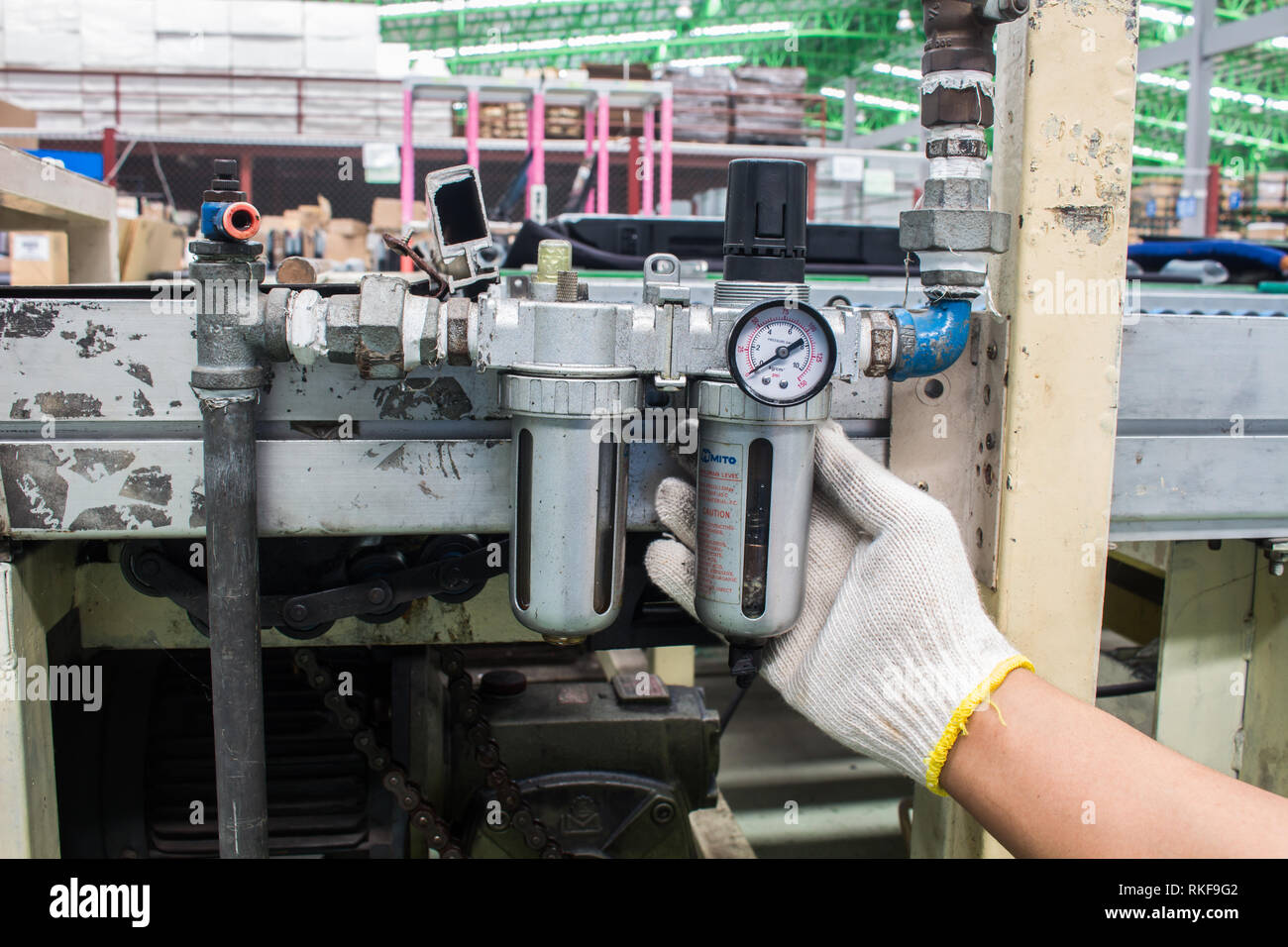 Le travailleur contrôle du filtre à air d'usine du système pneumatique Banque D'Images