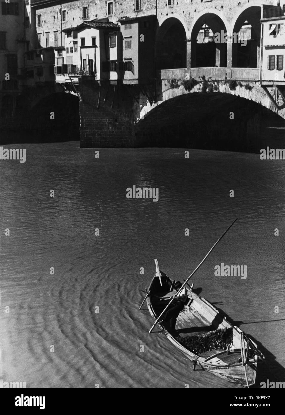 Bateau sous le ponte Vecchio, florence 1940-50 Banque D'Images