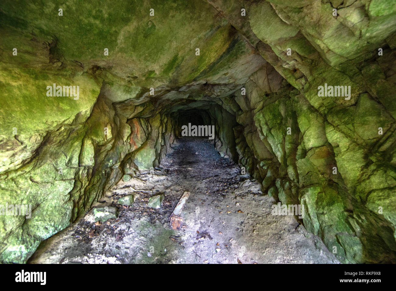 L'intérieur du tunnel de stockage creusés allemand qui va passé souterrain Château d'Essex sur Alderney. Banque D'Images