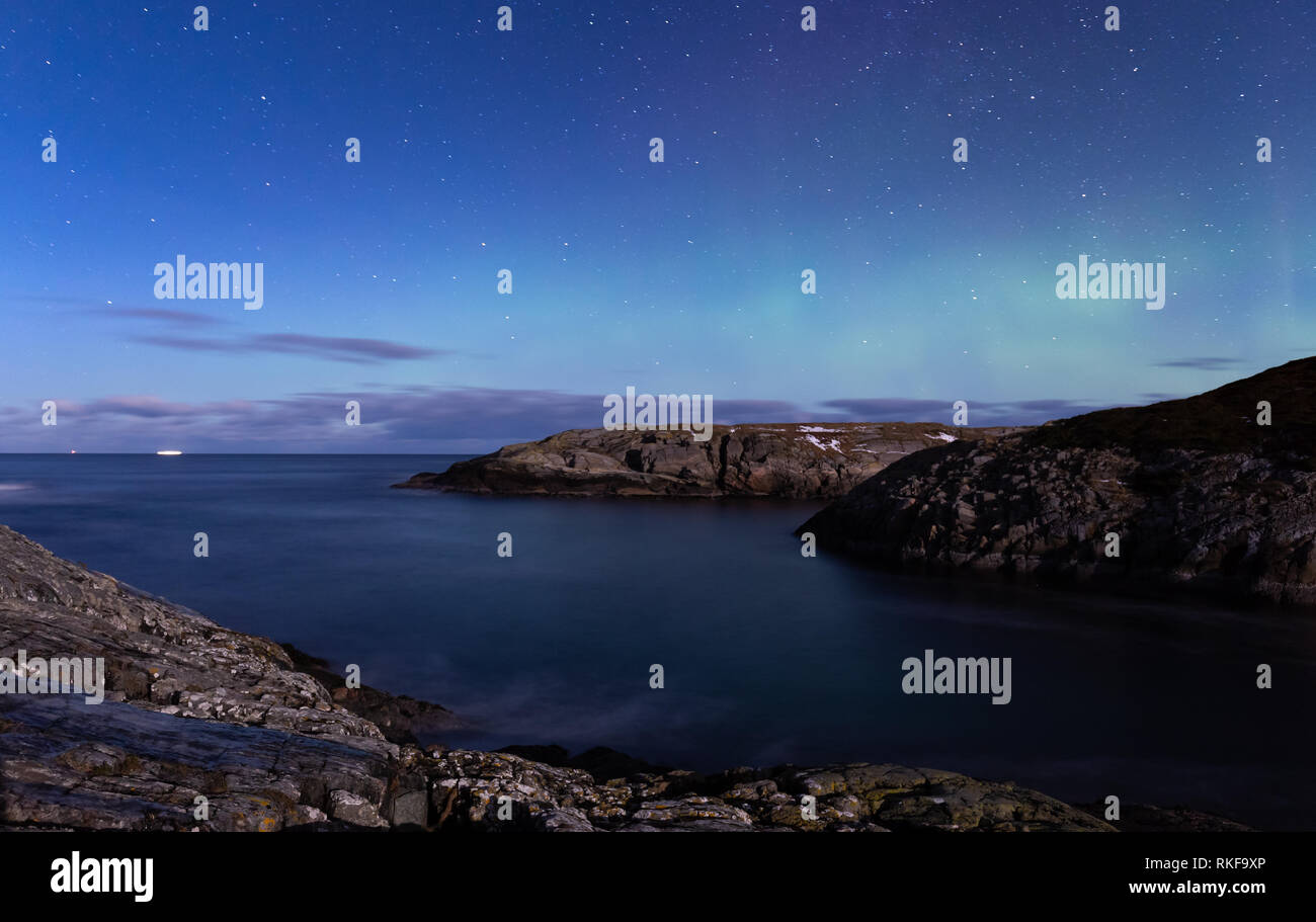 L'aurore boréale vue de l'Océan Atlantique Road - Atlanterhavsveien en hiver la nuit. L'hiver norvégien. Beau ciel étoilé et les feux verts Banque D'Images