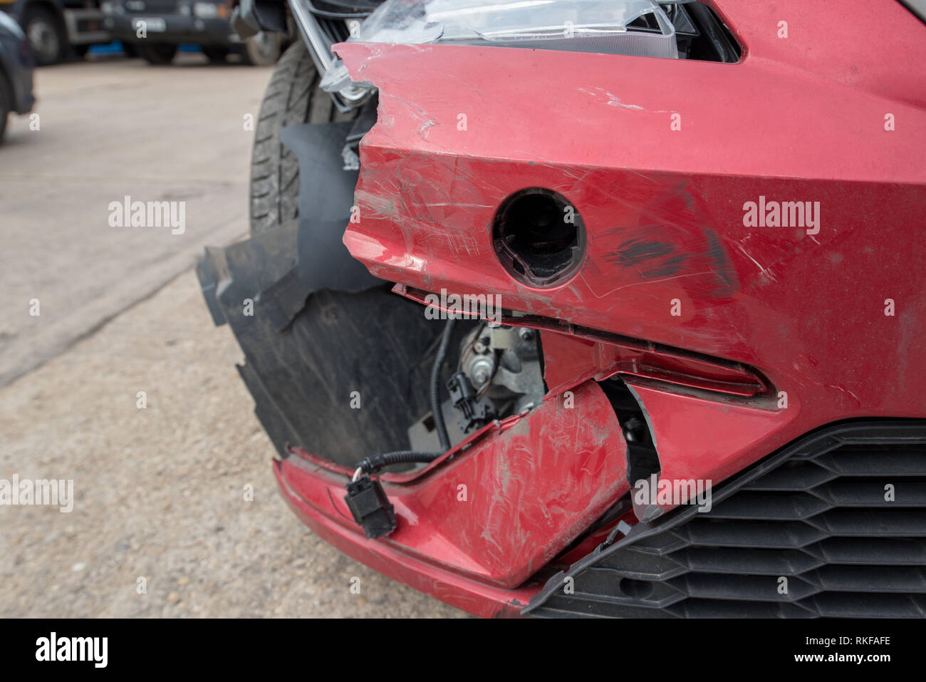 Accident de voiture ; frontale Seat Leon rouge. Projecteur et le bouclier de dégâts. Banque D'Images