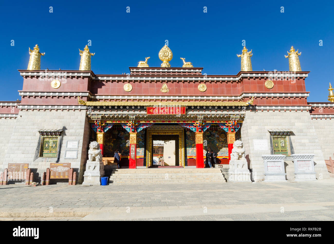 Ganden Sumtseling ou entrée au monastère de Songzanlin, Shangri La, province du Yunnan, Chine Banque D'Images