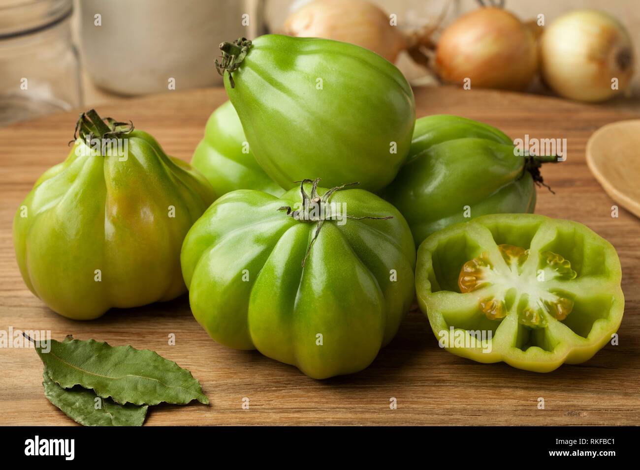 Ensemble et la moitié vert frais tomates Coeur de boeuf. Banque D'Images