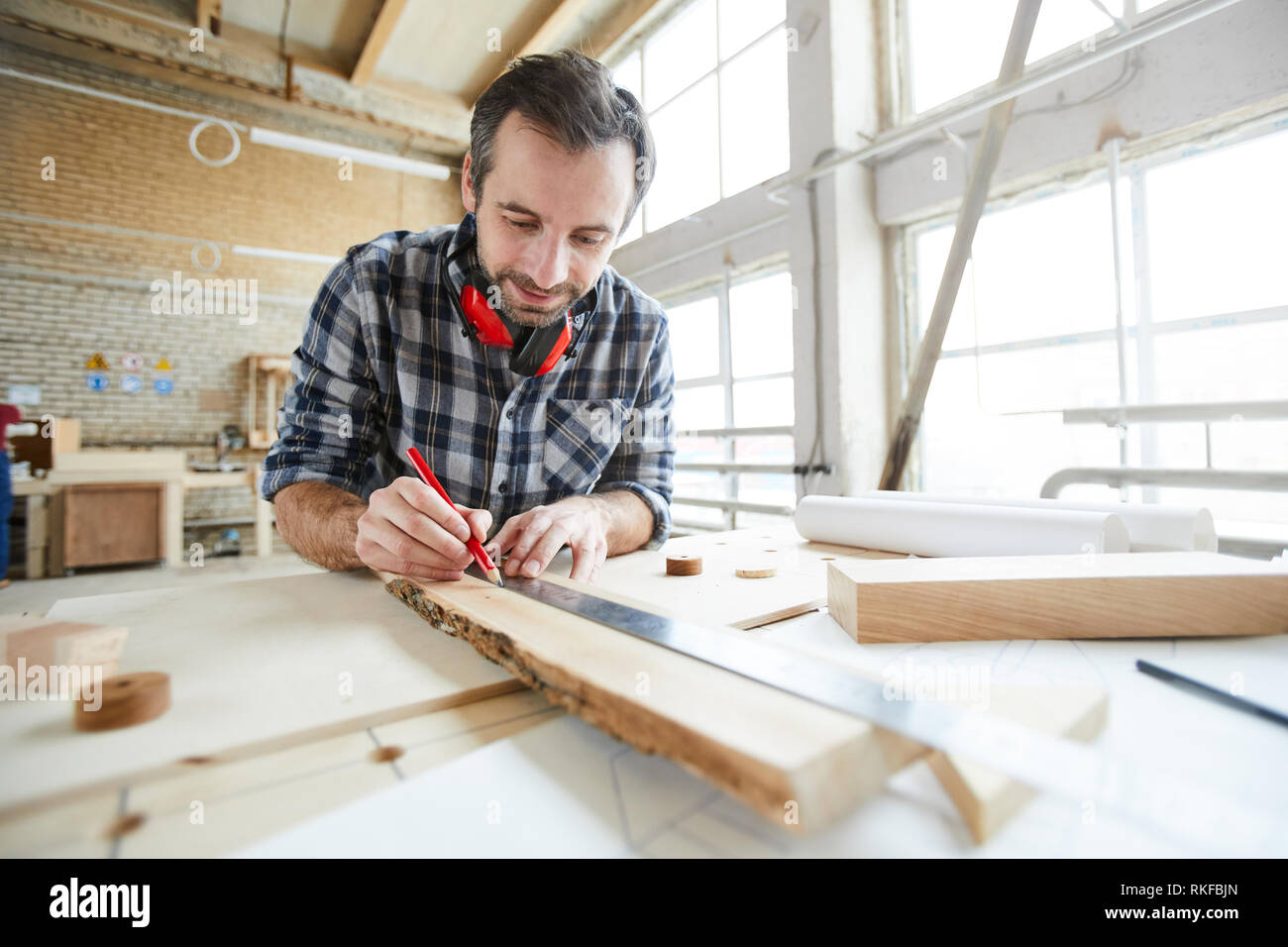 Dimensions ligne droite avec mètre tout en travaillant avec planche en bois Banque D'Images