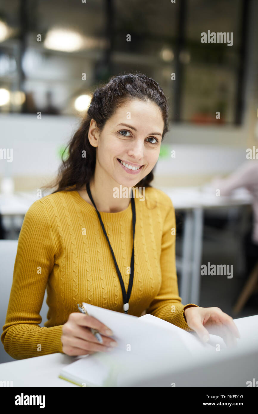 Jolie femme calendrier de planification Banque D'Images