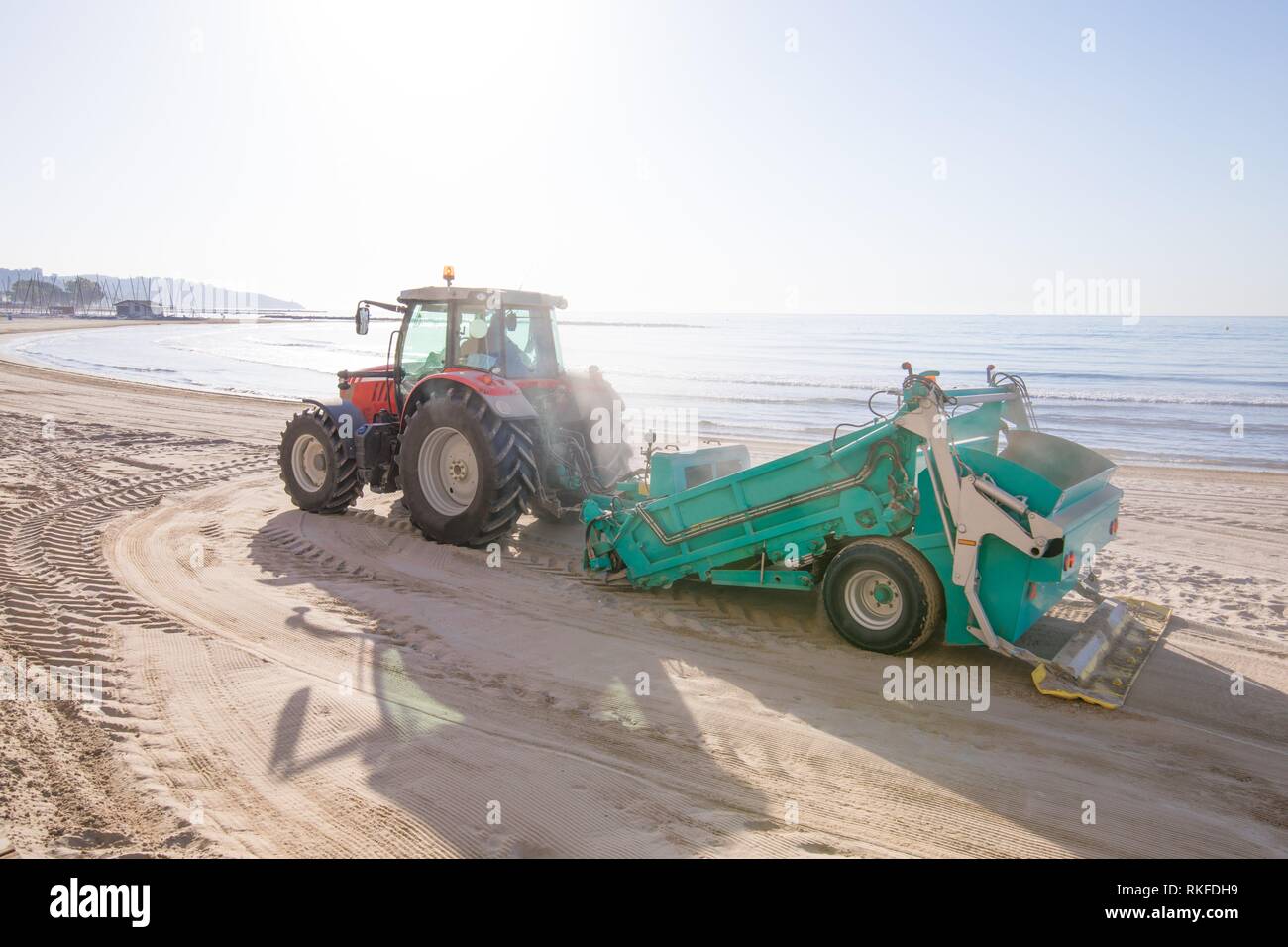 Tracteur avec remorque rouge vert nettoyage du filtre à sable dans Els  Terrers, Benicassim, Castellon, Valencia, Espagne, Europe. Mer Méditerranée  Photo Stock - Alamy