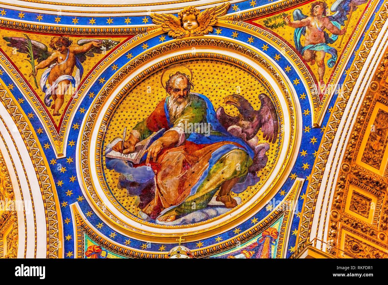 Eagle saint Marc évangéliste a évangéliste anges en mosaïque de la Basilique Saint-Pierre Vatican Rome Italie. Juste en dessous de la mosaïque le Dome de Michel-Ange, créé Banque D'Images