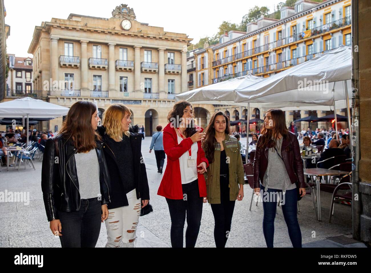 Groupe de touristes et un guide faisant un tour de la ville, Plaza de la  Constitución, Vieille Ville, Donostia, San Sebastian, Gipuzkoa, Pays  Basque, Espagne Photo Stock - Alamy
