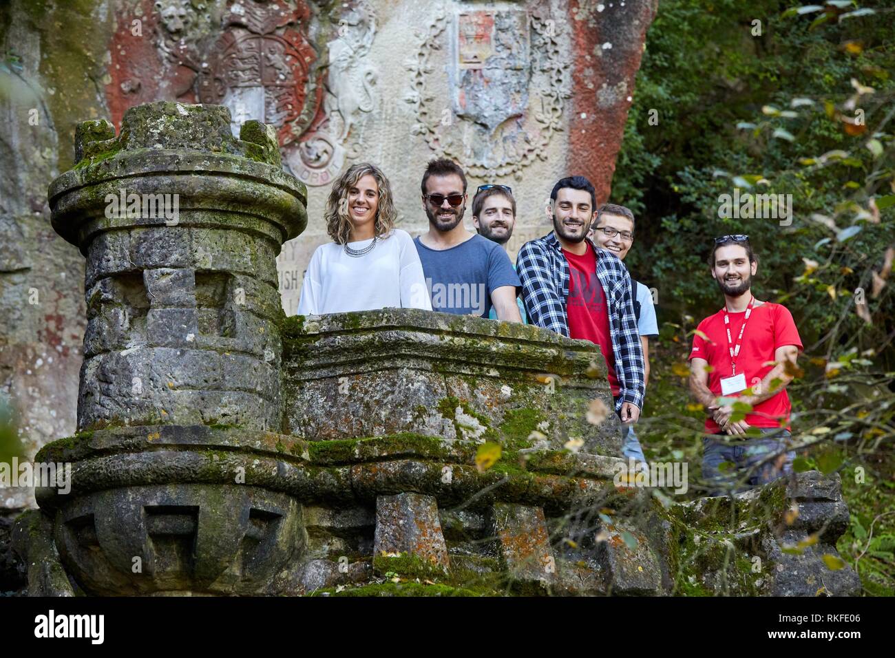 Groupe de touristes et un guide faisant un tour de la ville, monter au Mont Urgull, cimetière de l'anglais, Donostia, San Sebastian, Gipuzkoa, Pays Basque Banque D'Images