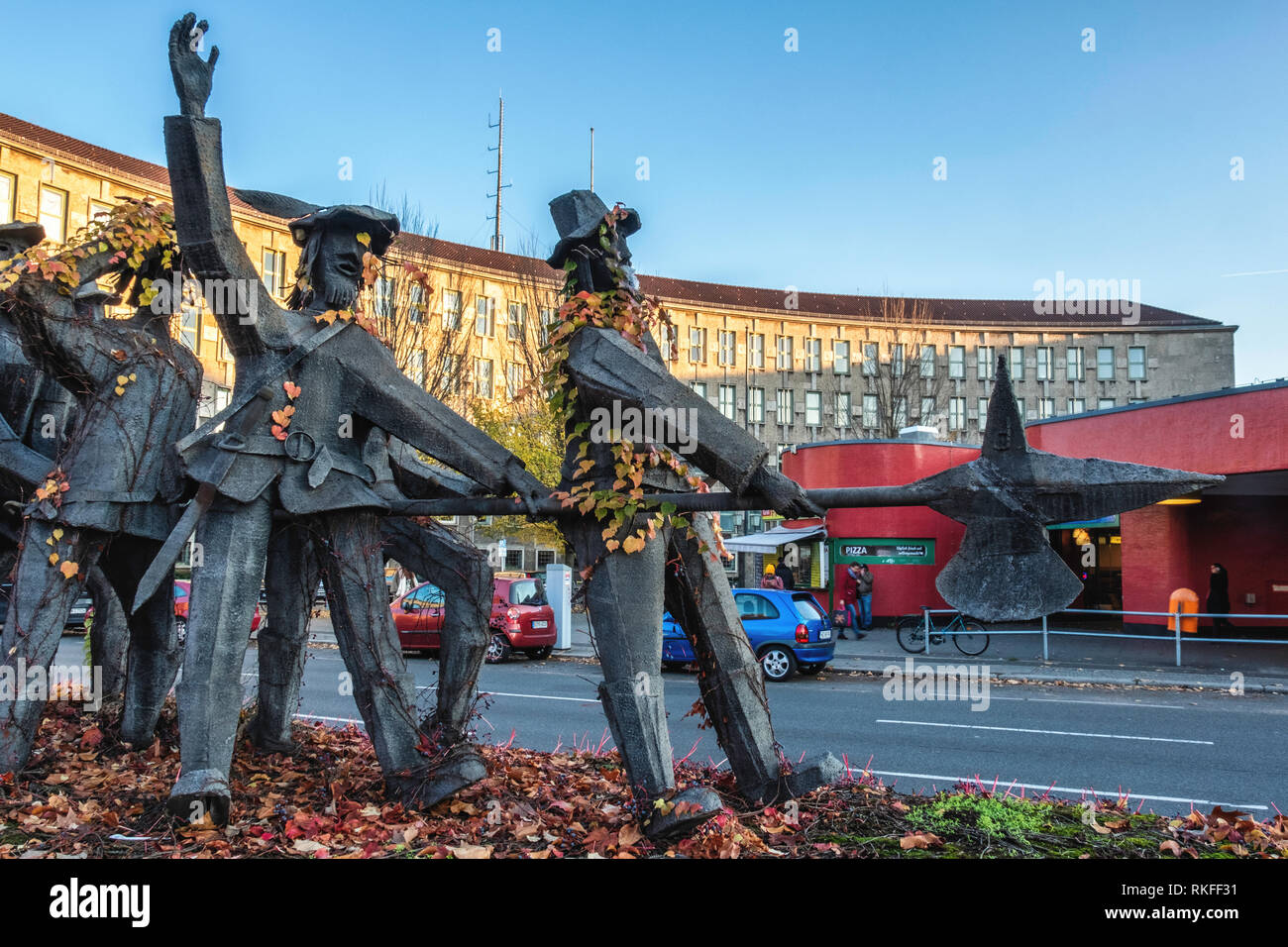 Berlin,Wilmersdorf, Fehrbelliner Platz. La sculpture, les sept souabes par le sculpteur Hans Georg Damm basé sur un conte des frères Grimm Banque D'Images