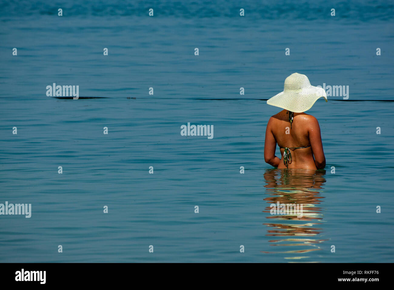 Une femme se baignant dans la mer Morte Banque D'Images