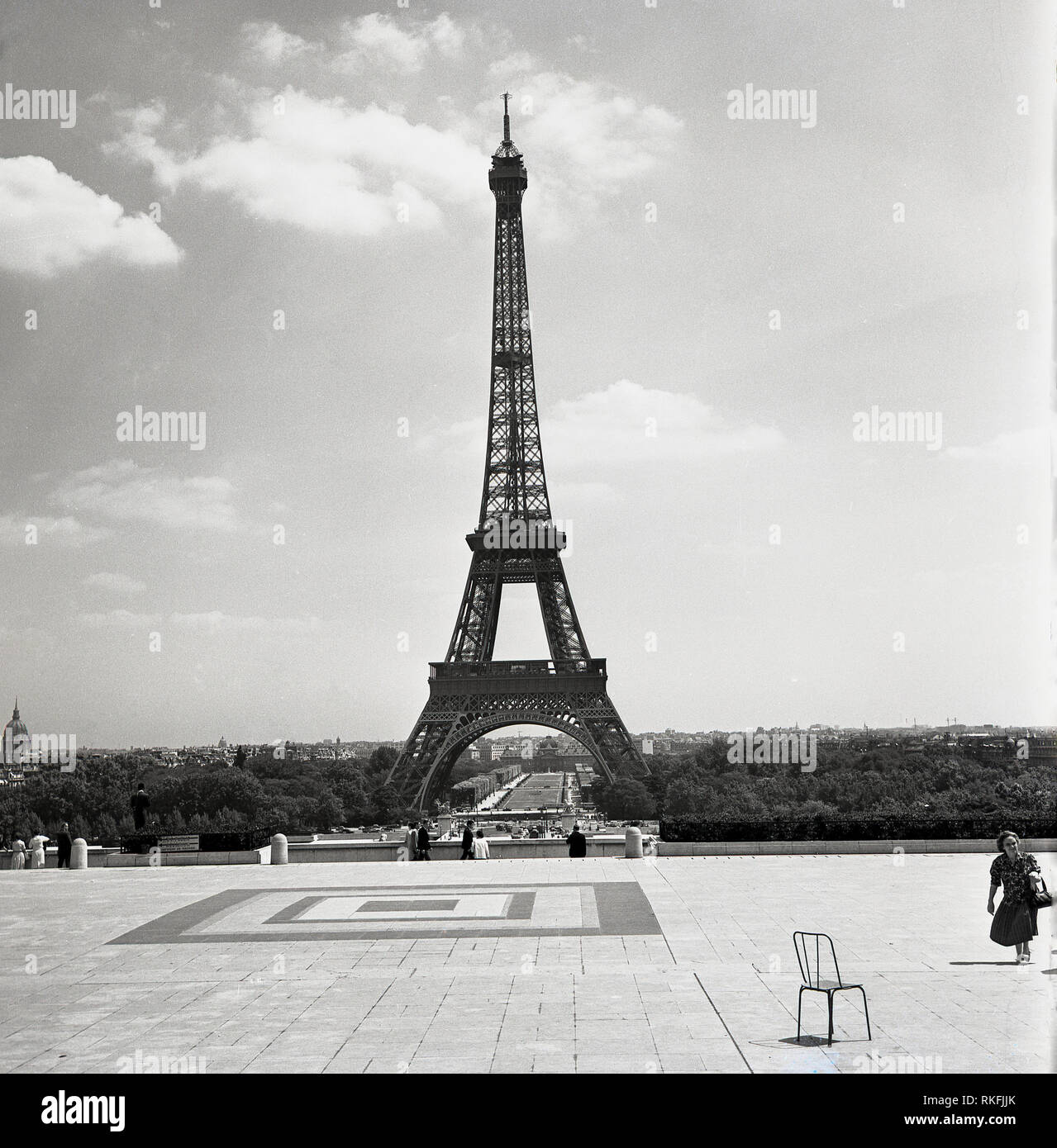 Années 1950, Paris, une vue sur la célèbre icône de la ville, la Tour Eiffel, un pylône en treillis en fer forgé sur les Champs de Mars, la construction qui a débuté en 1887 dans la ville pour l'Exposition Universelle de 1889, un juste conçu pour célébrer le centenaire de la Révolution française. La tour a été le plus haut bâtiment du monde à cette époque. Banque D'Images