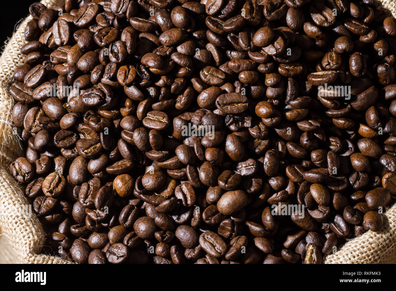 Close up grains de café dans un sac de jute jute Brown. Banque D'Images