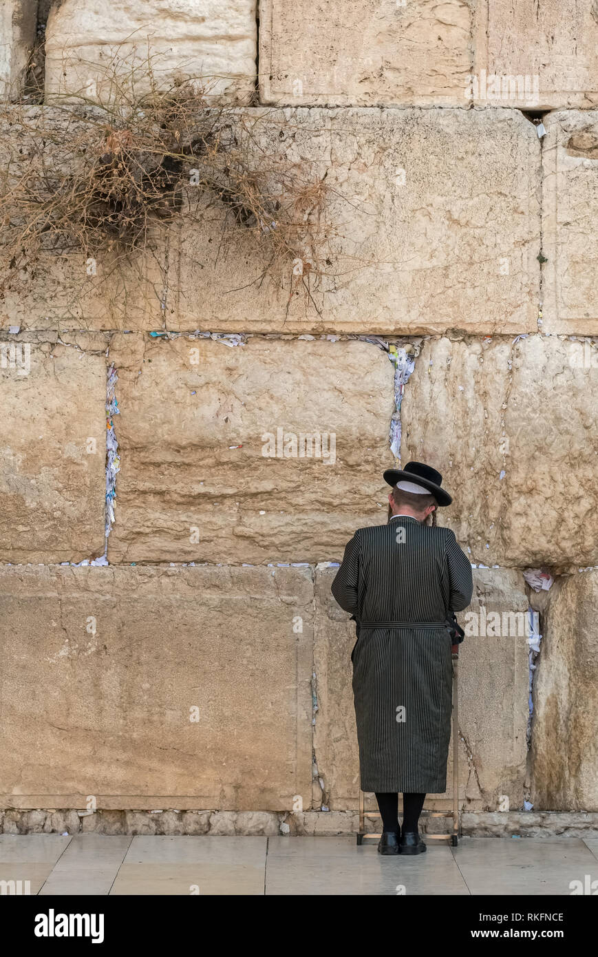 Juif orthodoxe religieux priant au mur occidental à Jérusalem Banque D'Images