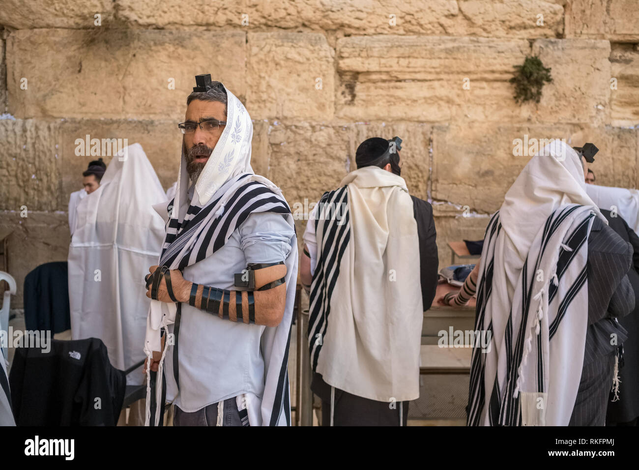 Jérusalem, Israël - 25 novembre 2018 : les juifs orthodoxes religieux priant au mur occidental à Jérusalem Banque D'Images