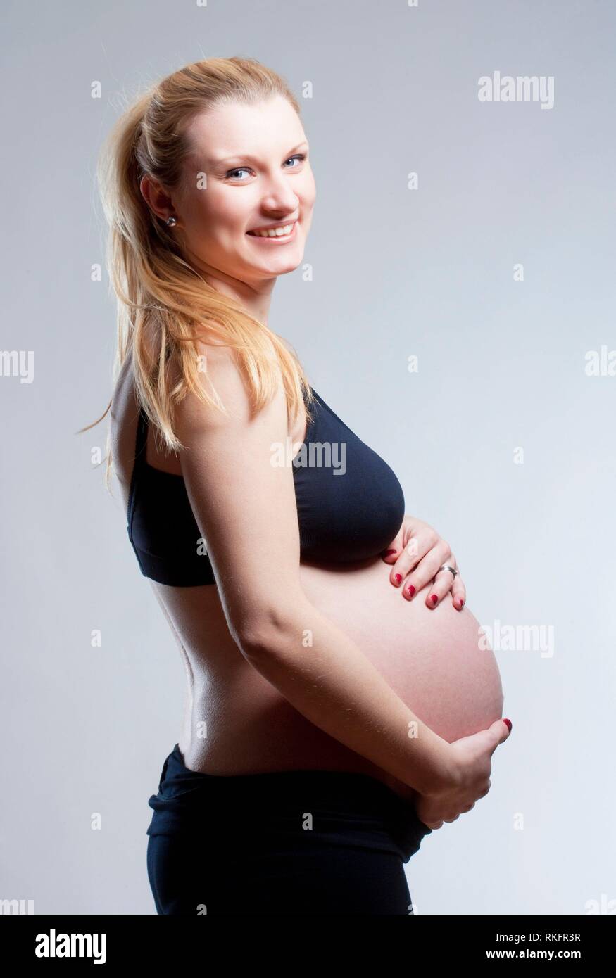 Portrait of a pregnant Woman in Black Soutien-gorge. Banque D'Images