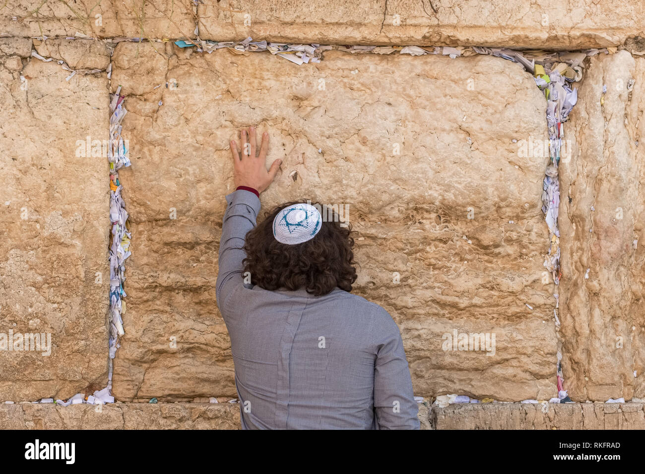 Jérusalem, Israël - 25 novembre 2018 : juif religieux priant au mur occidental à Jérusalem Banque D'Images