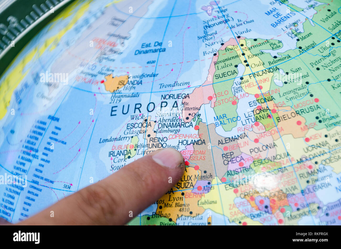 Doigt d'un homme pointant à la prochaine destination sur une carte, Travel Concept. Banque D'Images