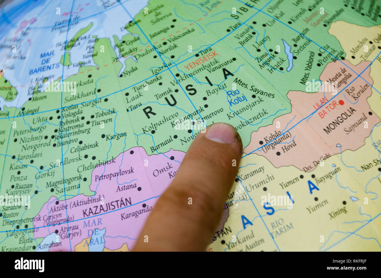 Doigt d'un homme pointant à la prochaine destination sur une carte, Travel Concept. Banque D'Images