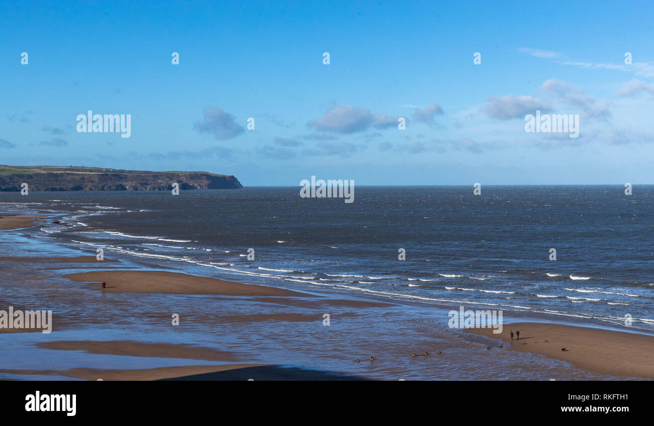 Recherche le long de la côte de Whitby à Sandsend. Whitby, North Yorkshire. UK Banque D'Images