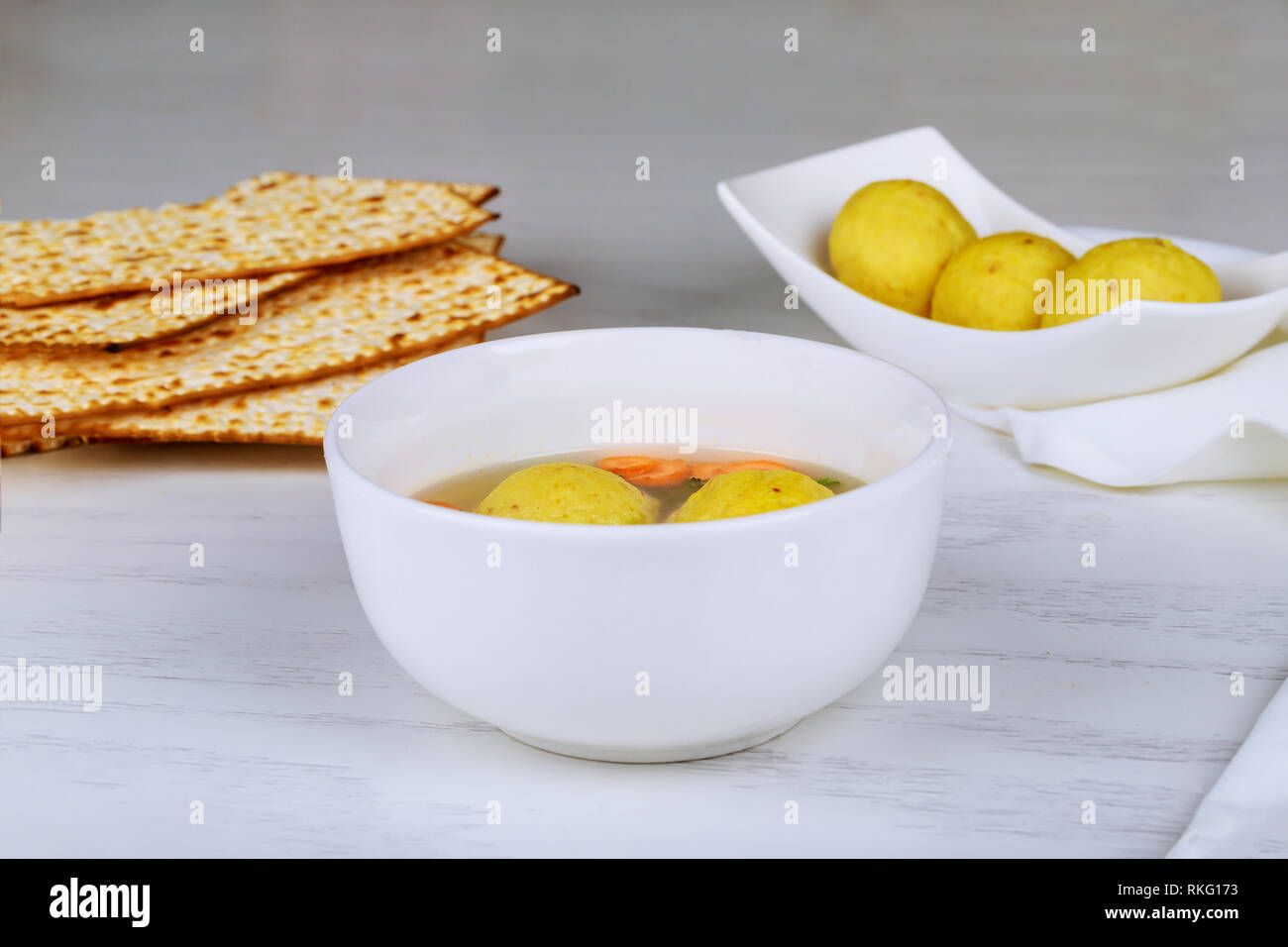 Délicieux potage à la boule matzoh matsa dans un pot. Sainte Pâque avec la nourriture. Banque D'Images