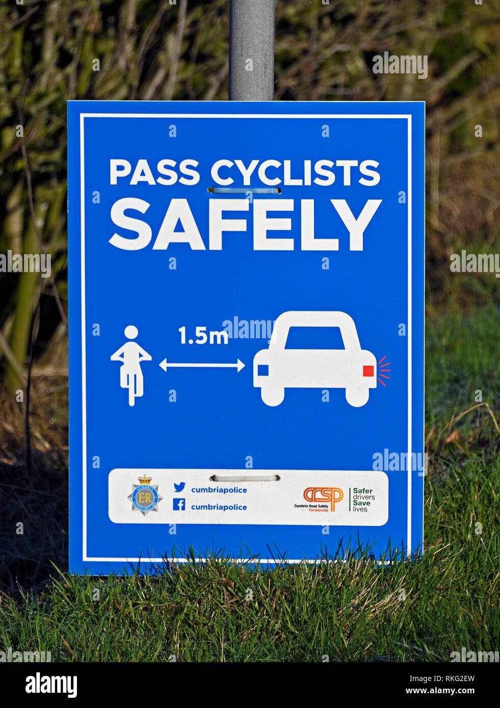 Avis de sécurité routière de la Police de Cumbria. Les cyclistes 'PASS' EN TOUTE SÉCURITÉ. Hayclose Lane, Kendal, Cumbria, Angleterre, Royaume-Uni, Europe. Banque D'Images