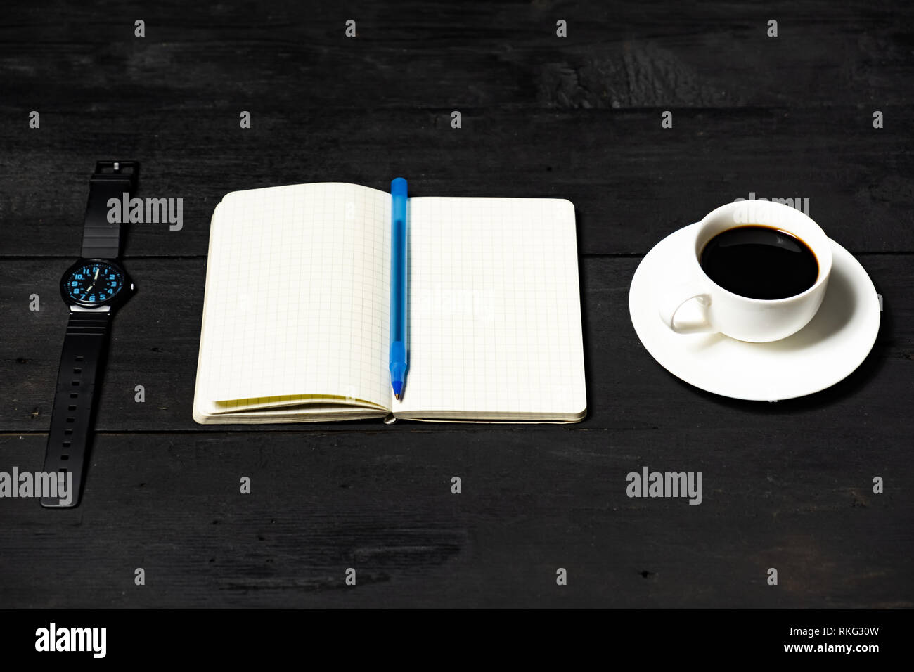 Concept de gestion du temps. Notes, tasse de café et montre mécanique, vue d'en haut Banque D'Images