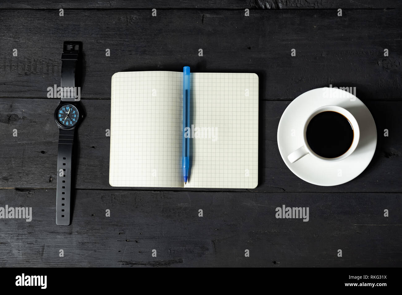 Concept de gestion du temps. Notes, tasse de café et montre mécanique, vue d'en haut Banque D'Images