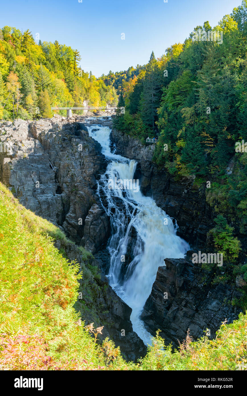 Belle couleur d'automne de la Chute Montmorency à Québec, Canada Banque D'Images