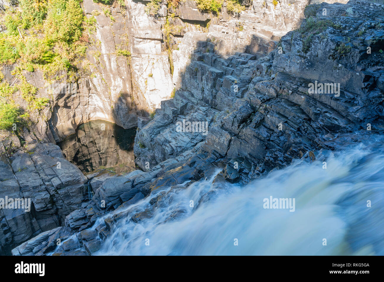 Belle couleur d'automne de la Chute Montmorency à Québec, Canada Banque D'Images
