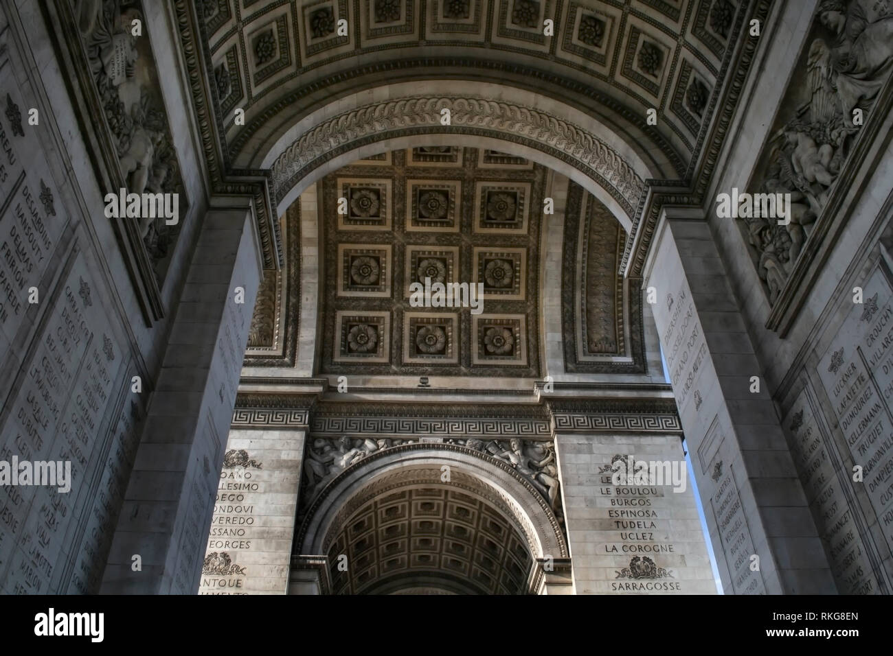 Sous l'arche de l'Arc de Triomphe, Paris France Banque D'Images