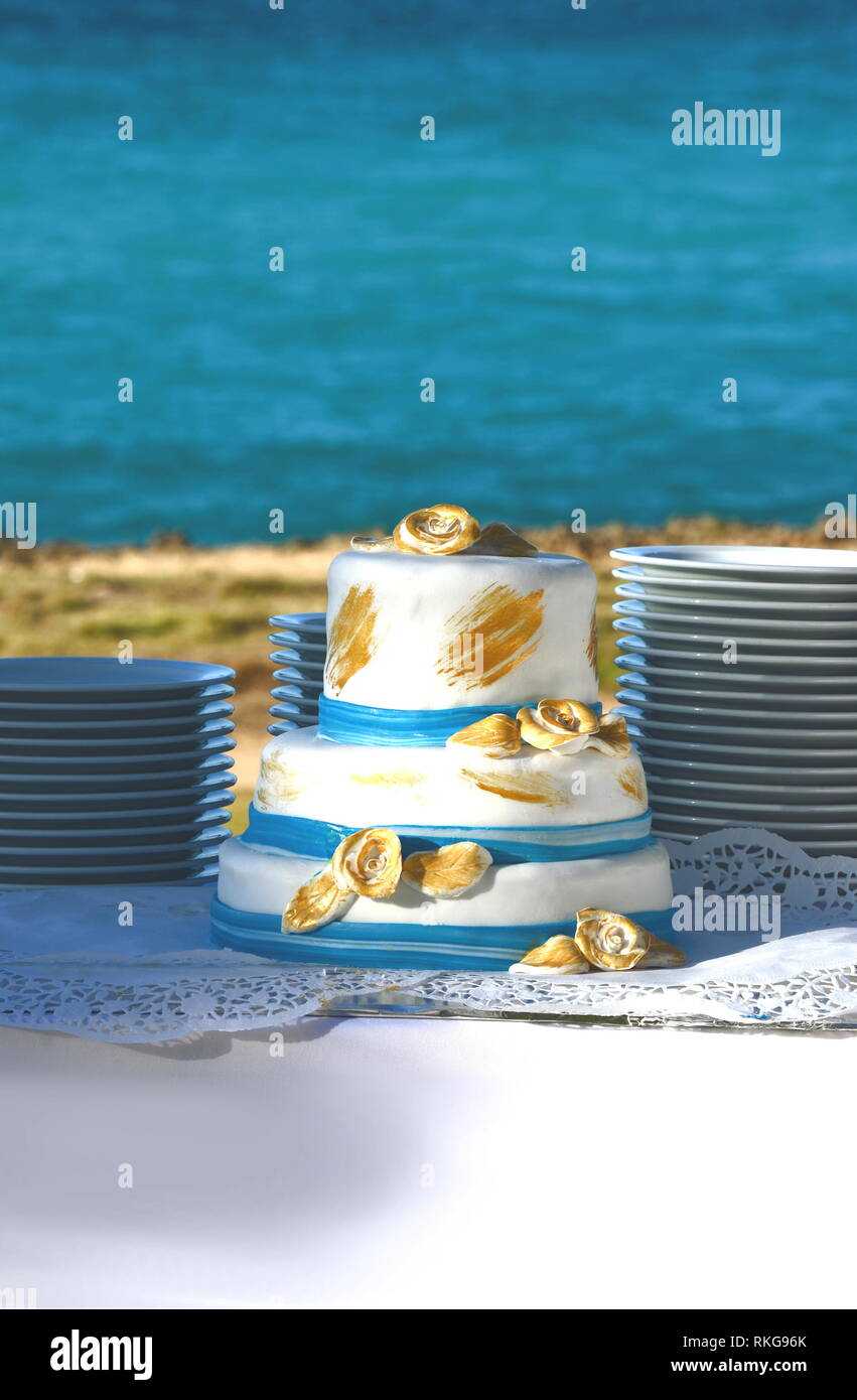 3 Tier White Wedding Cake Banque D Image Et Photos Alamy