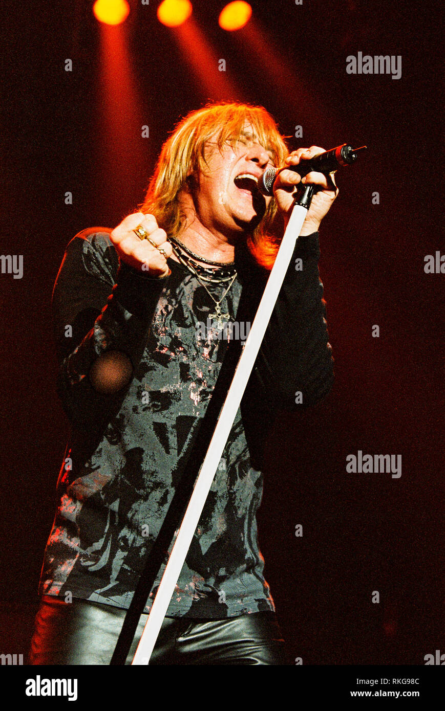 Le chanteur Joe Elliot dans Def Leppard effectuant à la brixton academy le 27 février 2003, Londres, Angleterre, Royaume-Uni. Banque D'Images