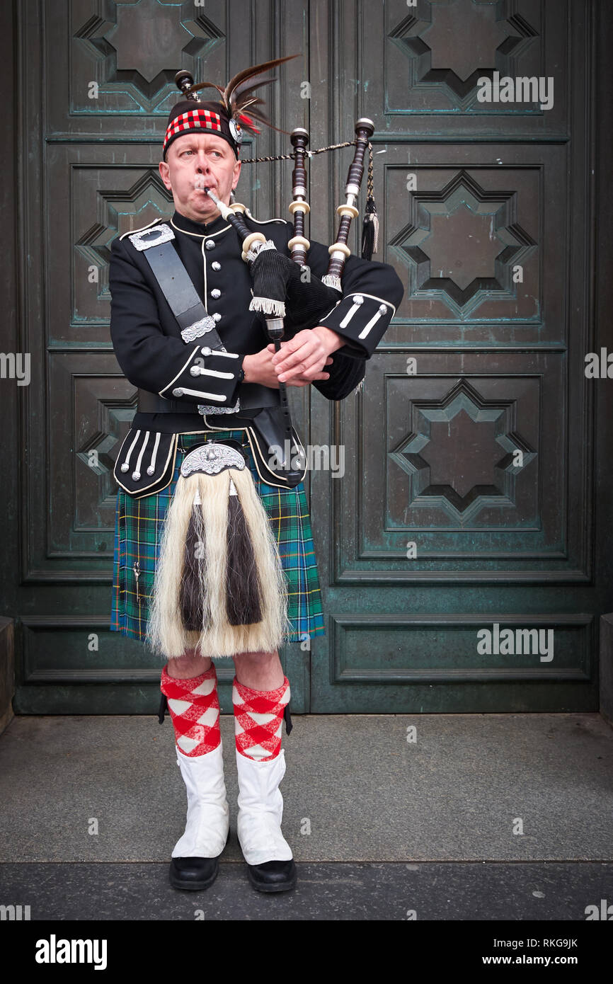 Edinburgh / Scotland - 9 Février 2019 : un homme en uniforme militaire écossais y compris kilt et joue de la cornemuse à l'extérieur arrière est Banque D'Images