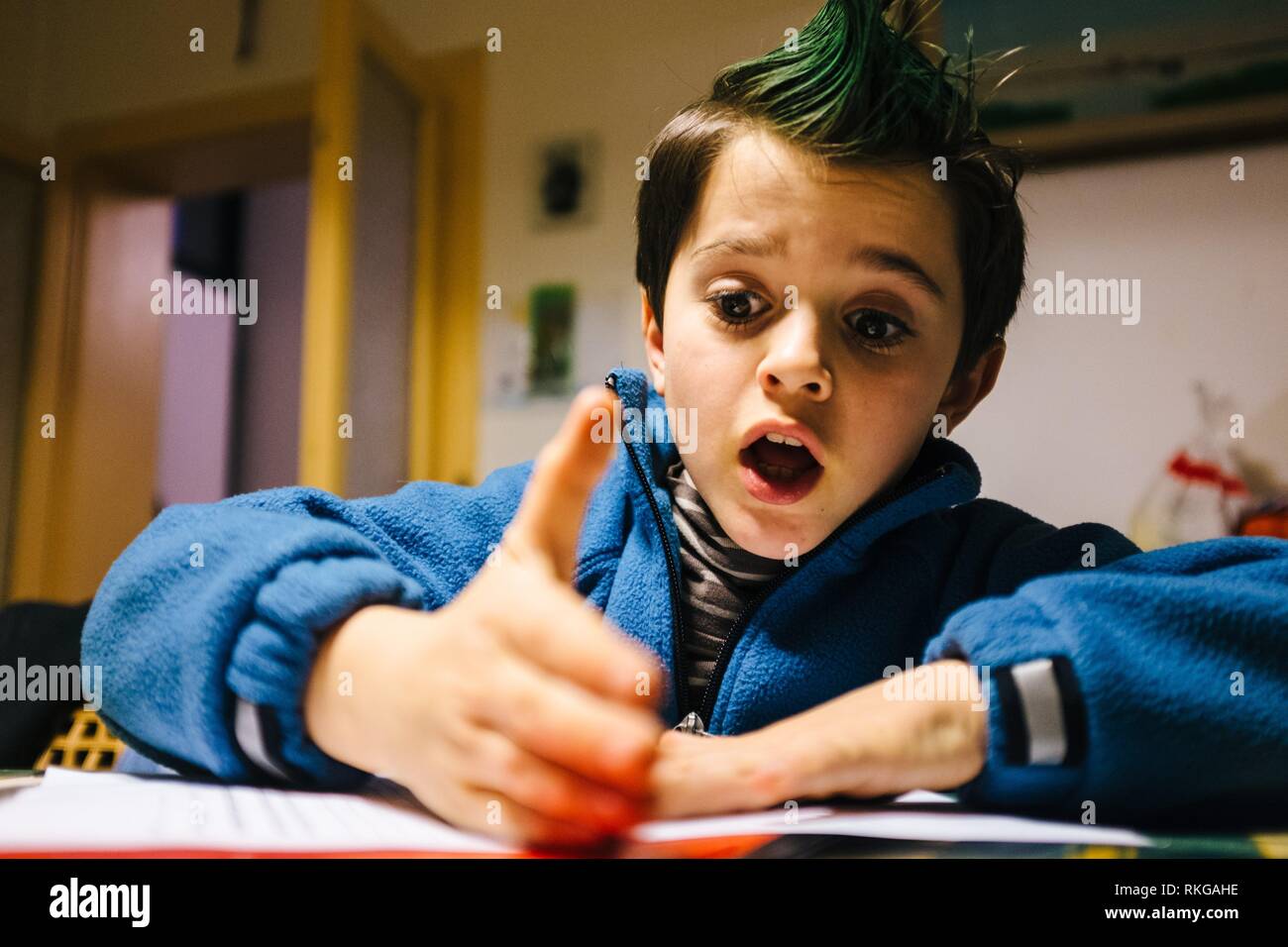 Portrait De 9 Ans A La Maison Avec Crete De Cheveux De Couleur Verte Photo Stock Alamy