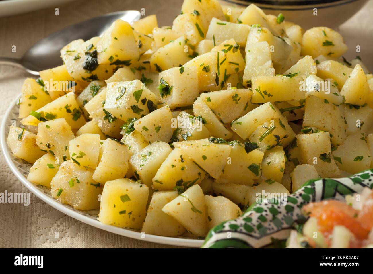 Salade de pommes de terre traditionnelles marocaines close up. Banque D'Images