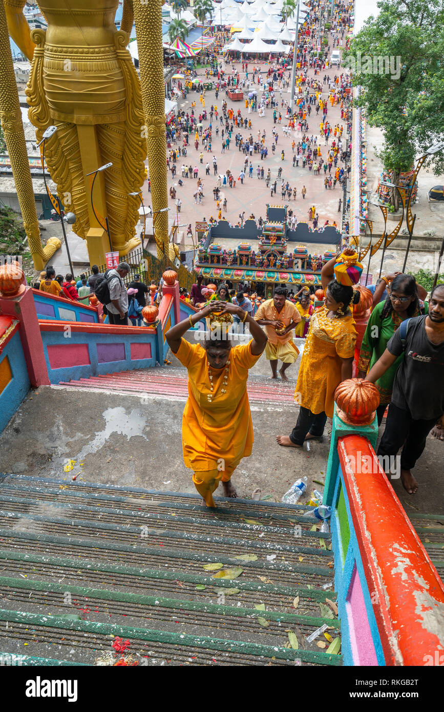 Kuala Lumpur, Malaisie. Janvier 2019. l'ascension des fidèles sur le long escalier menant au temple de Batu Caves Banque D'Images