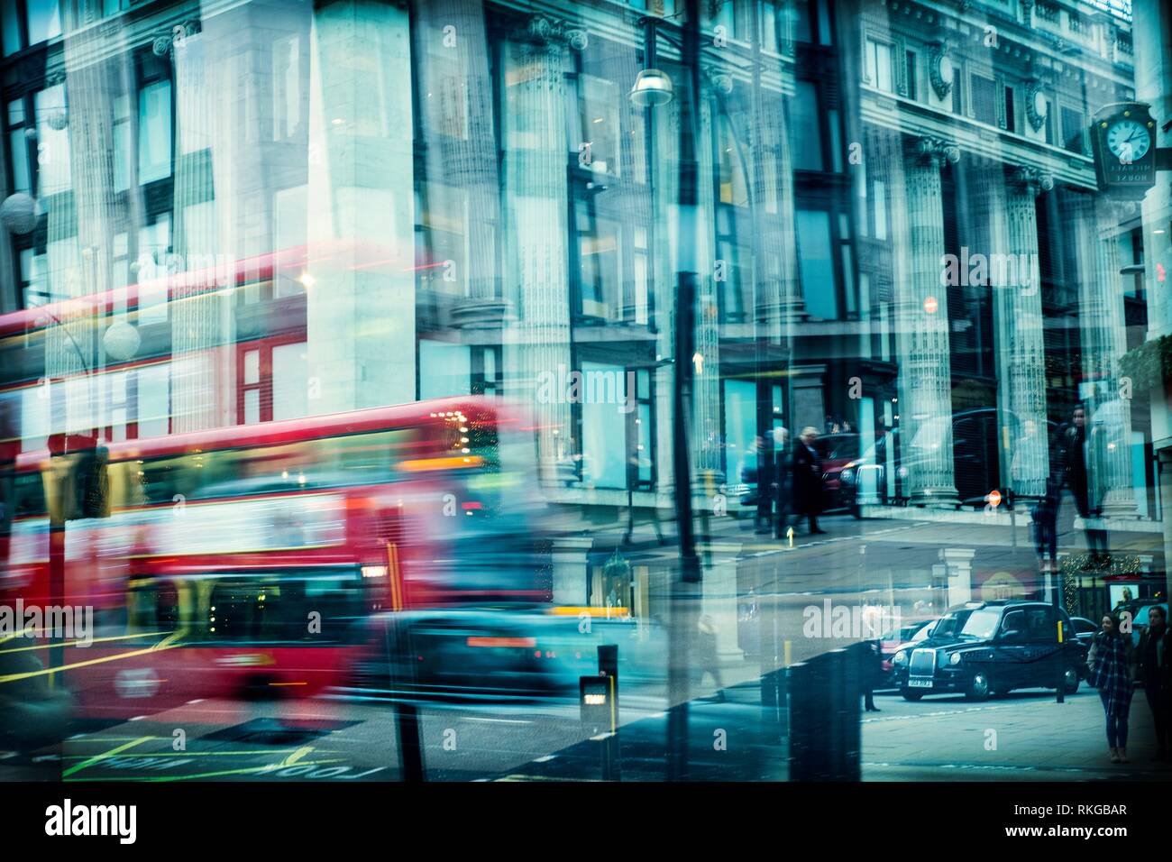 Scène de rue, le trafic entre Oxford street, bus, taxis, personnes. Londres, Angleterre. Banque D'Images