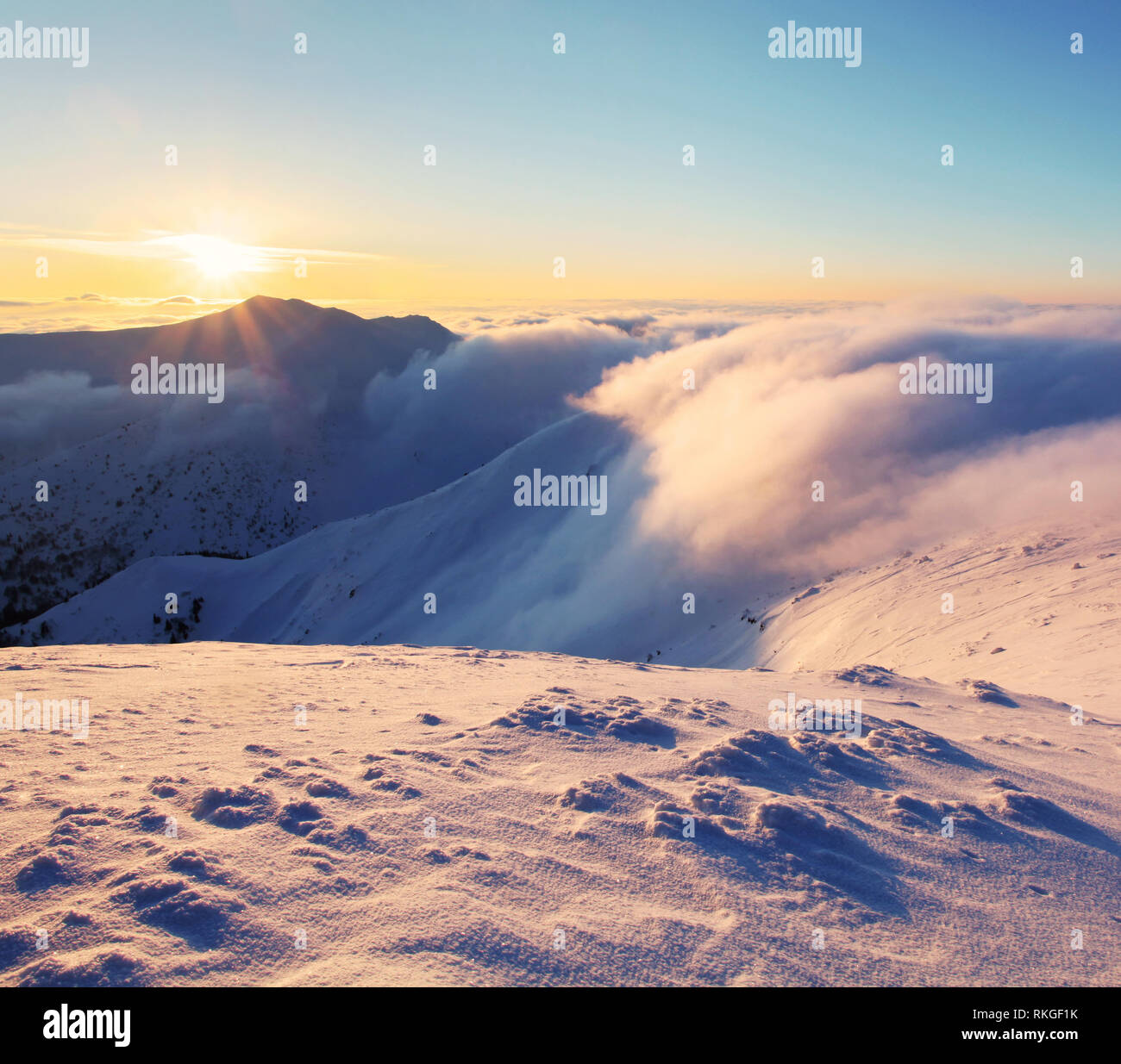 Paysage de montagne d'hiver avec Sun Banque D'Images