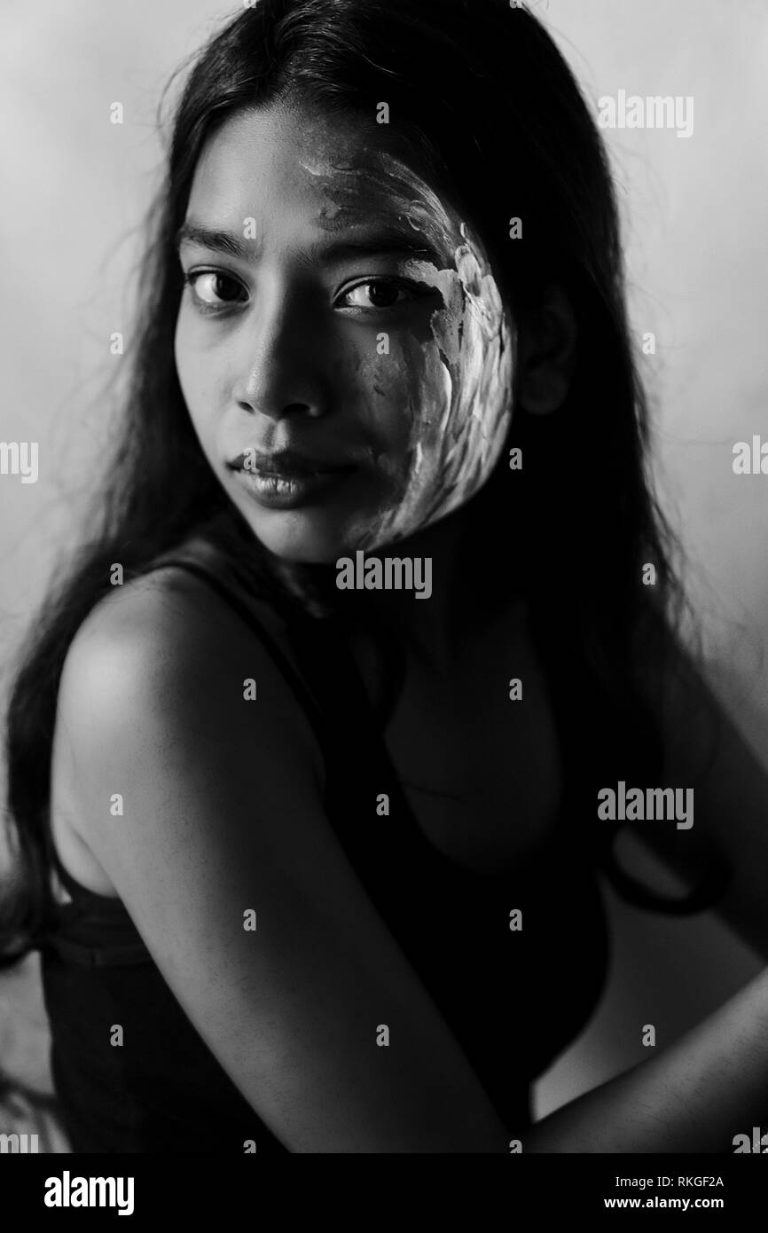 Close-Up Portrait of young woman with Face Paint. Banque D'Images