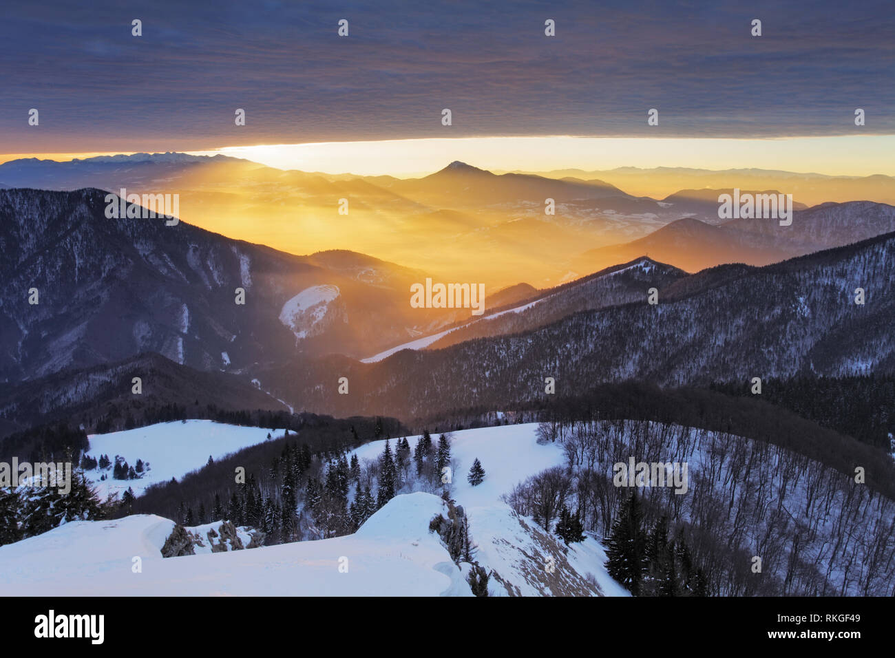 Les rayons du soleil sur la montagne en hiver Banque D'Images